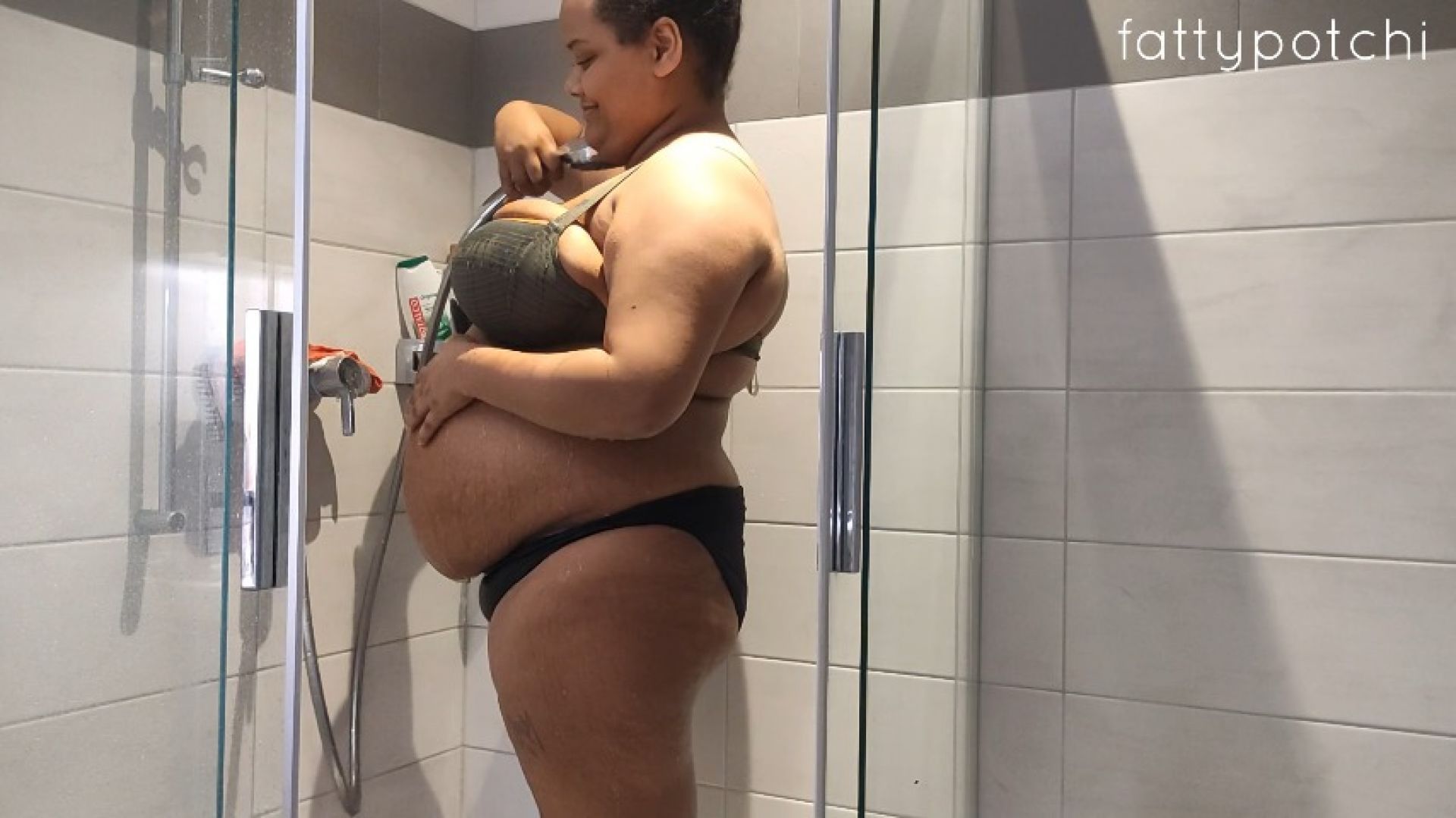 SHOWER WITH A FAT FEEDEE PIGGY