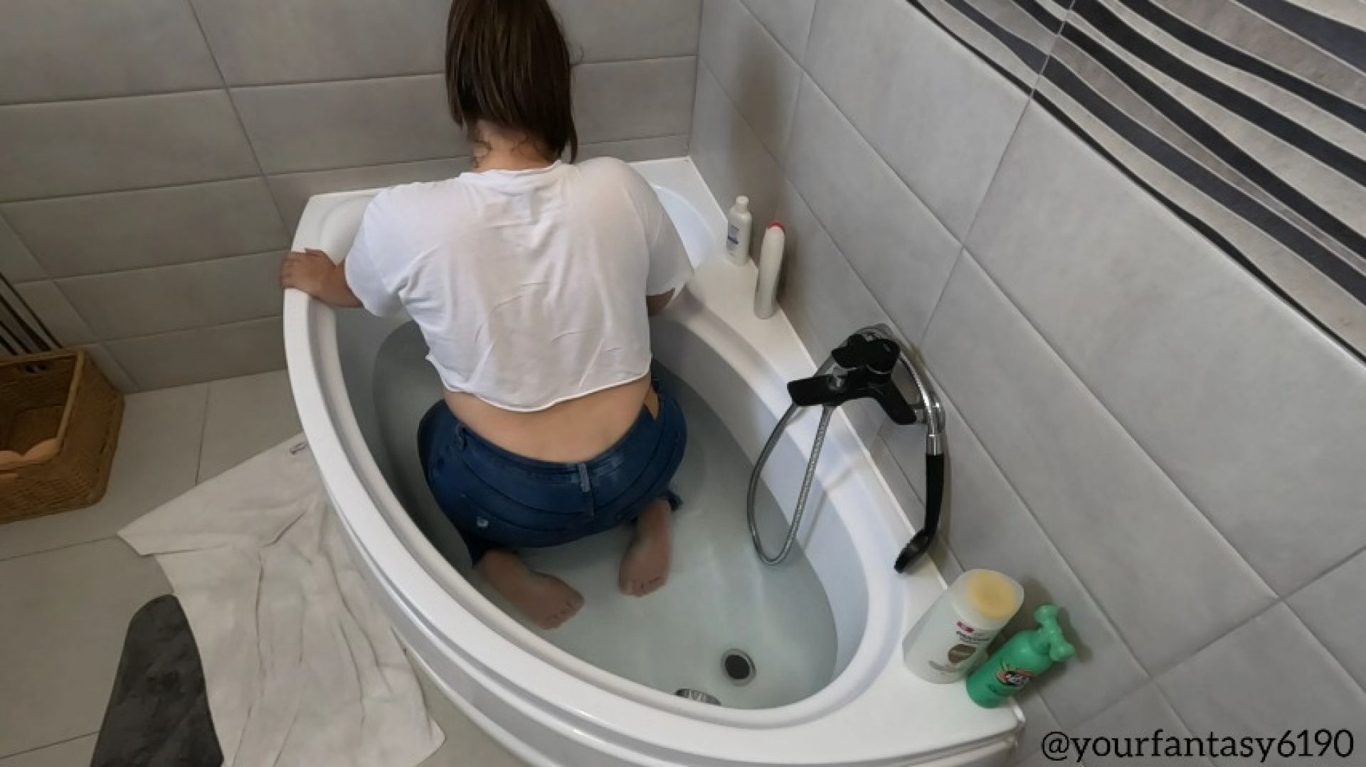 Bathtub bubbly farts in tight hot jeans