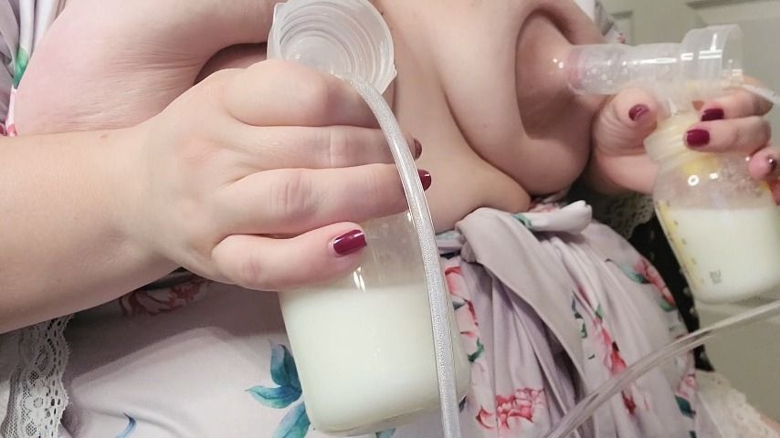 Huge breasts pumping 11oz 325ml) ofmilk