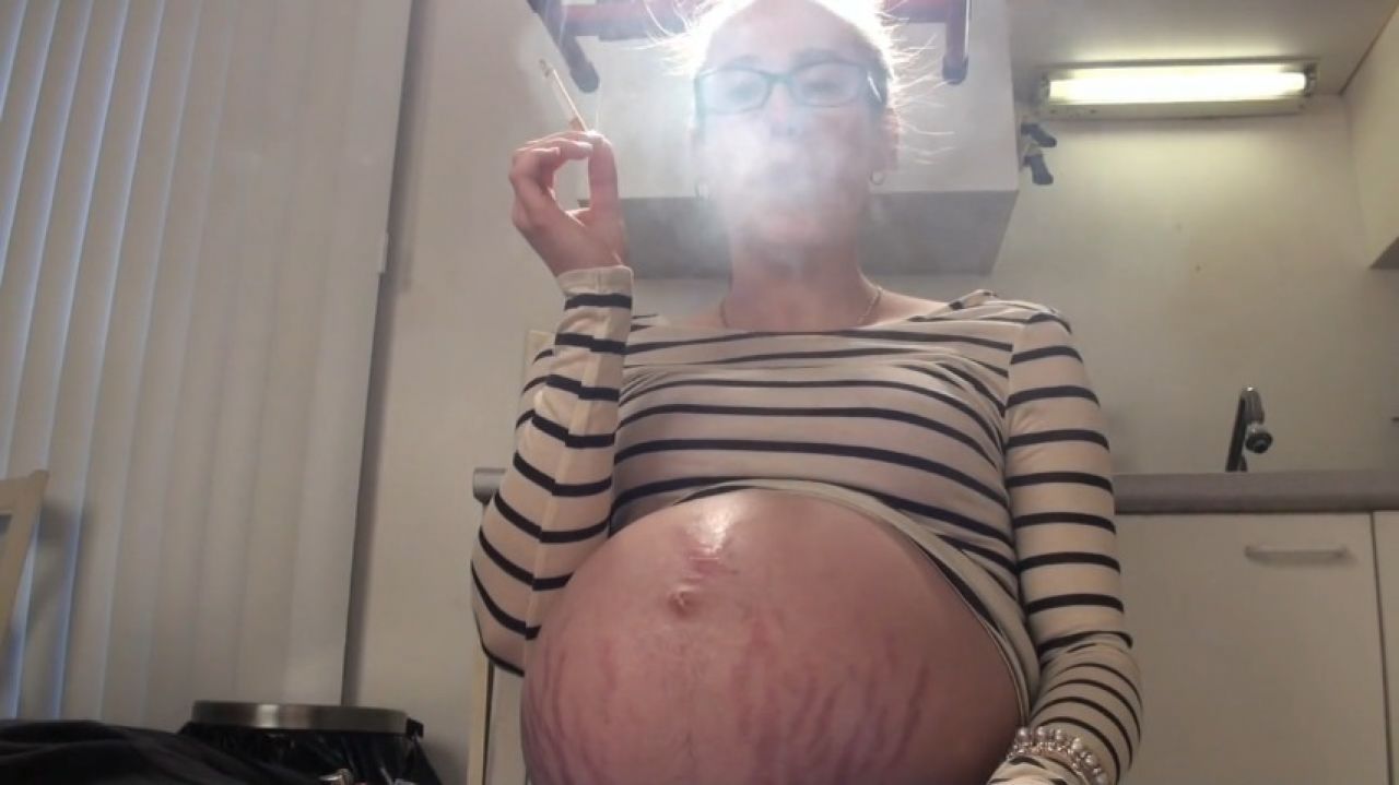 MiMi 9 month preggo, in your face smoking