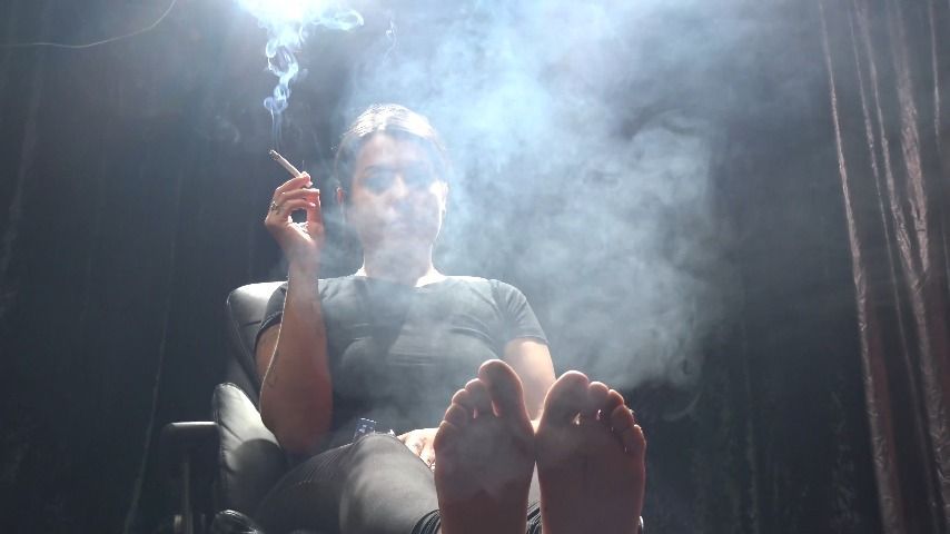 smoking Audrey et her feet's