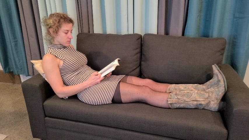 MILF reading inside My own home *4k