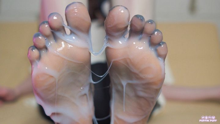 Feet worship wearing seamless 5toe pantyhose covered by lube