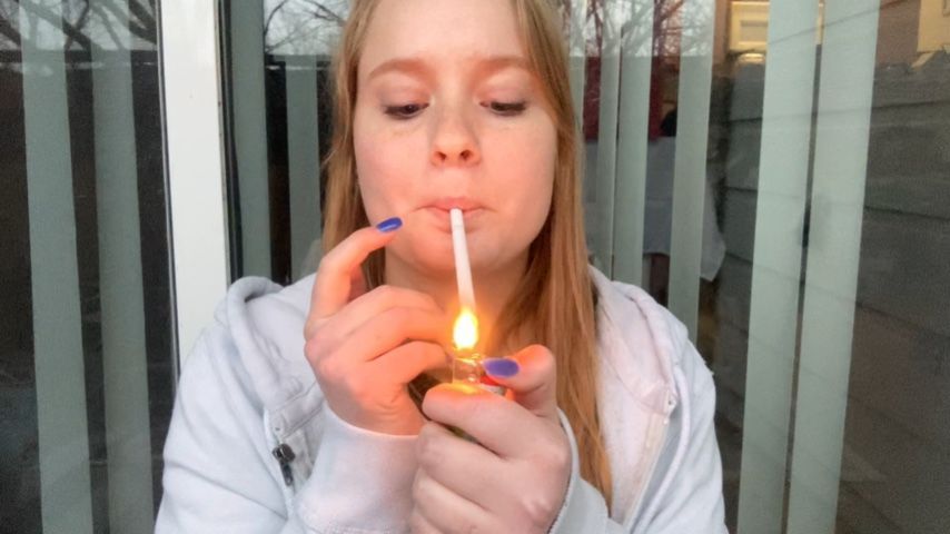 Young Girl Smokes a VS120