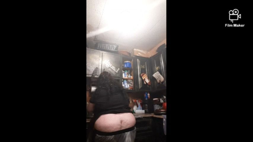 Doing dishes buttcrack