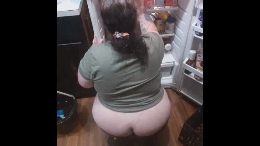 Cleaning refrigerator buttcrack