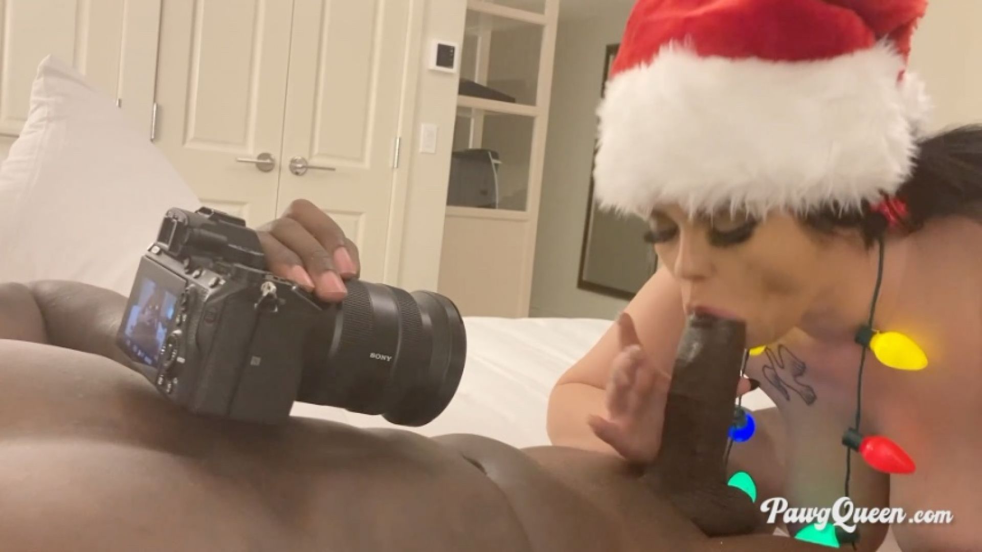 White girl with big ass gives pre Christmas Blowjob