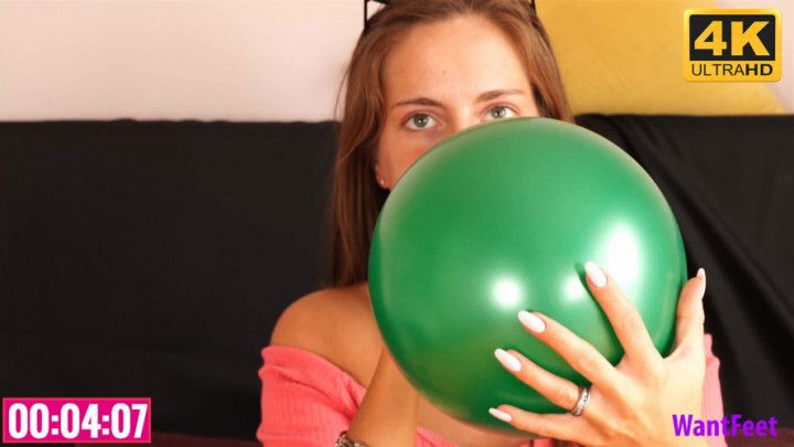 Balloon Fun On My Bed 4K