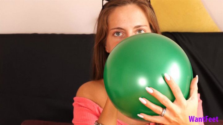 Balloon Fun On My Bed HD