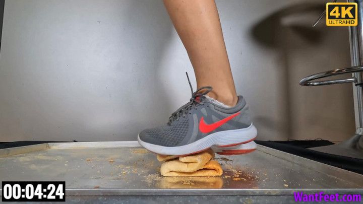 Sneaker Bread Crush 4K