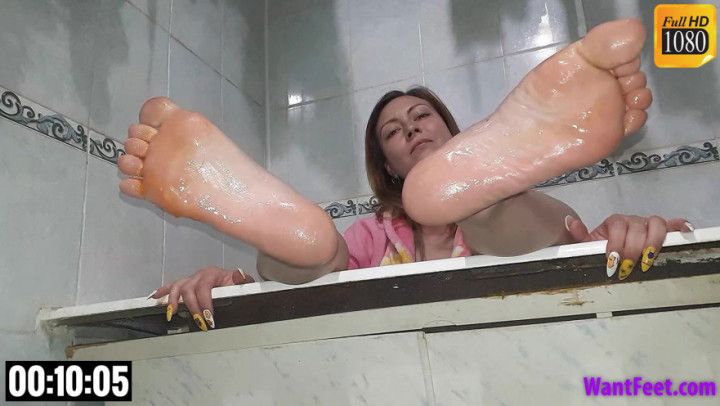 Lexa Bathroom Feet HD