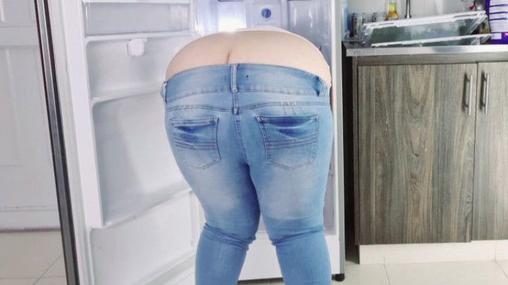 Buttcrack cleaning my fridge