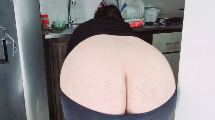 Buttcrack stepmom cleaning the kitchen