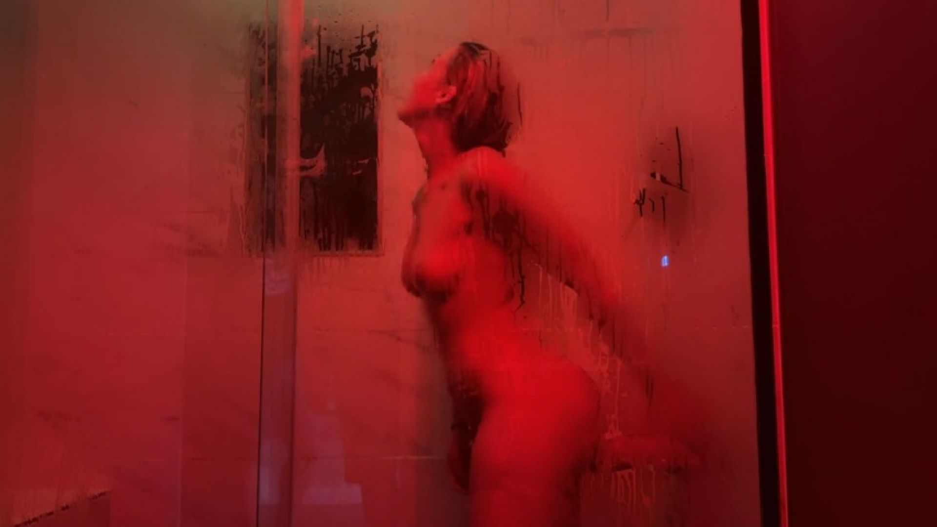 RED ROOM SHOWER SHOW