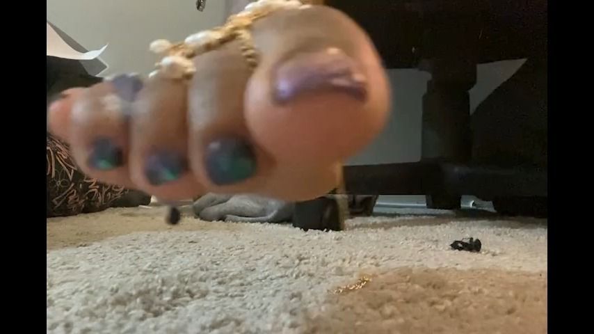 Tinys humans inbetween Giantess's toes