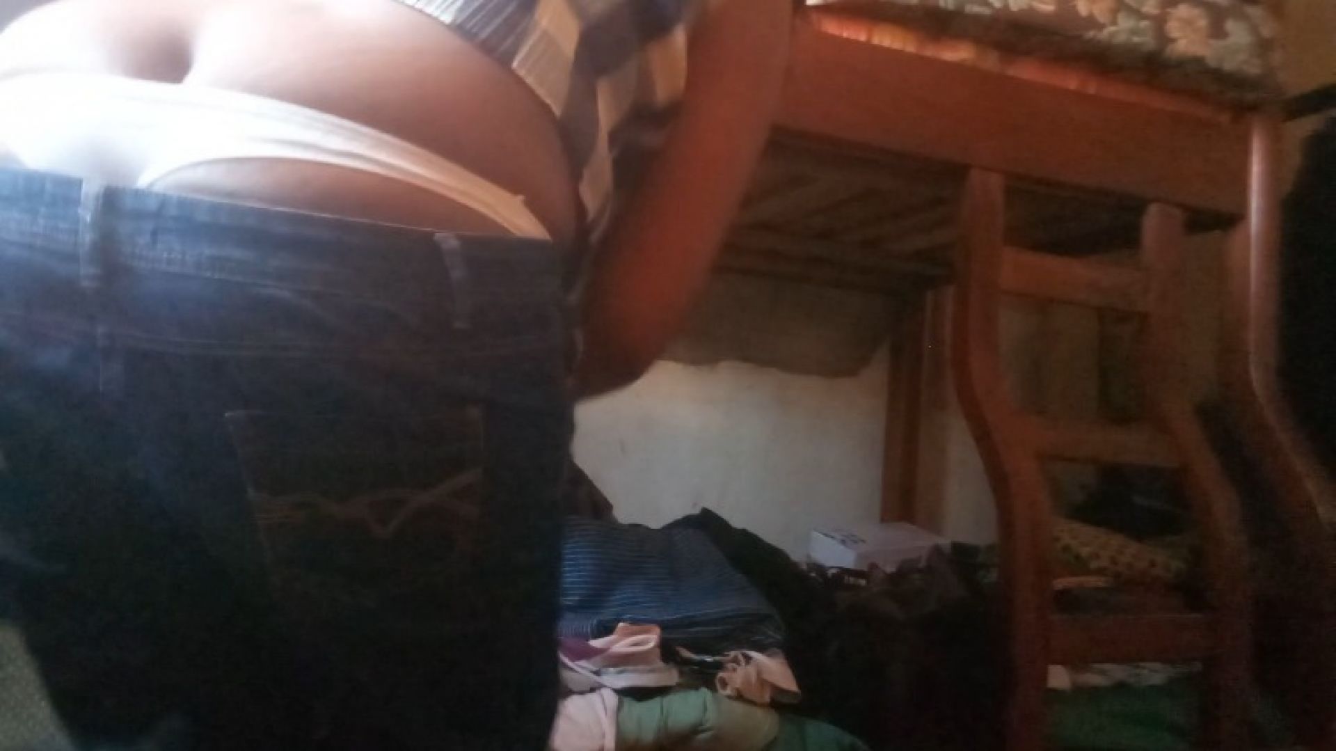 Maid's jeans drops while working,whaletail &amp; buttcrack show