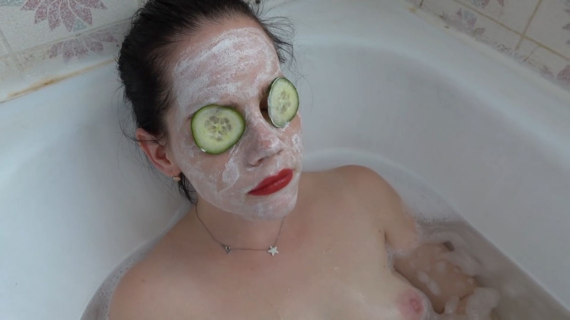 Anna takes a bath with a cucumber mask