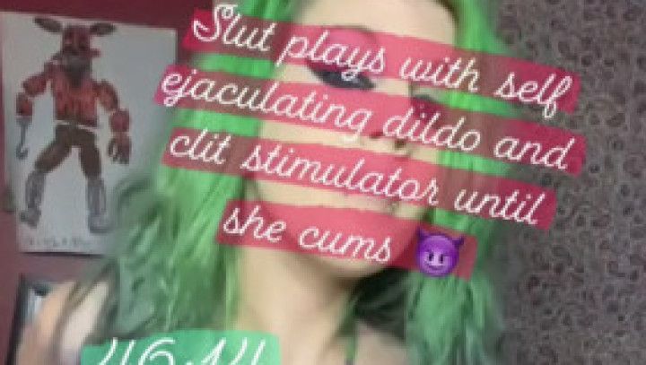 Green Haird E girl plays