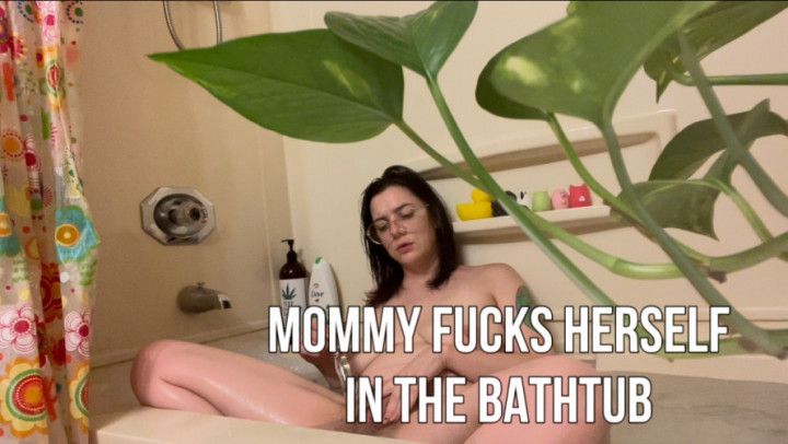 Mommy fucks herself in the bathtub