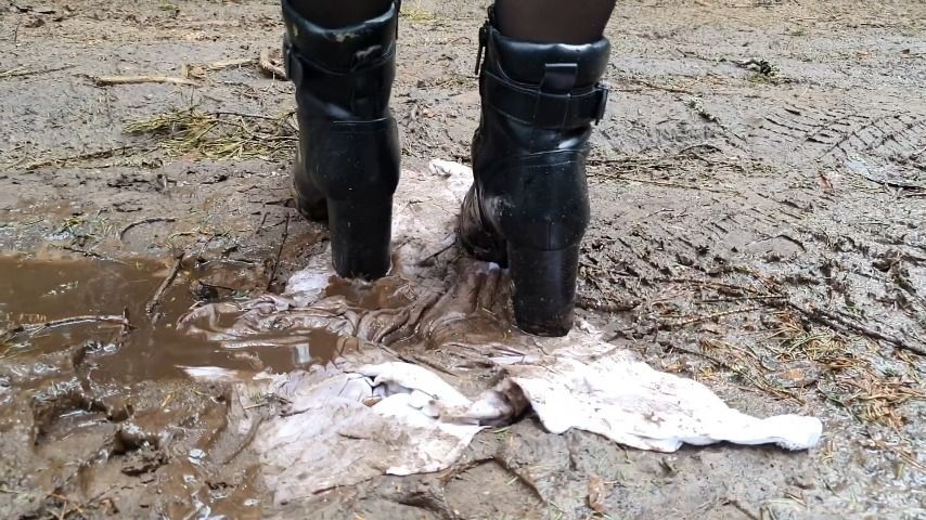 T-Shirt Trample in Mud Ankle Boots