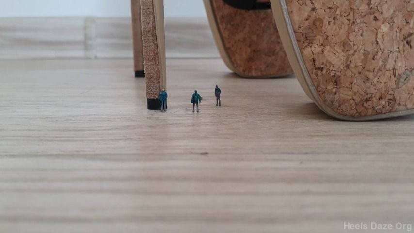 lose up Giantess Crushes Tiny Men in Super High Platforms