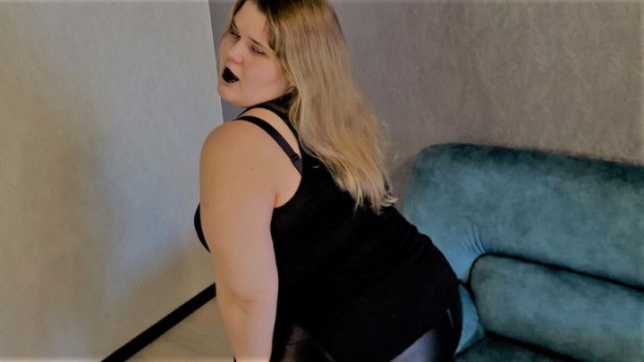 Horny mommy in leather leggings