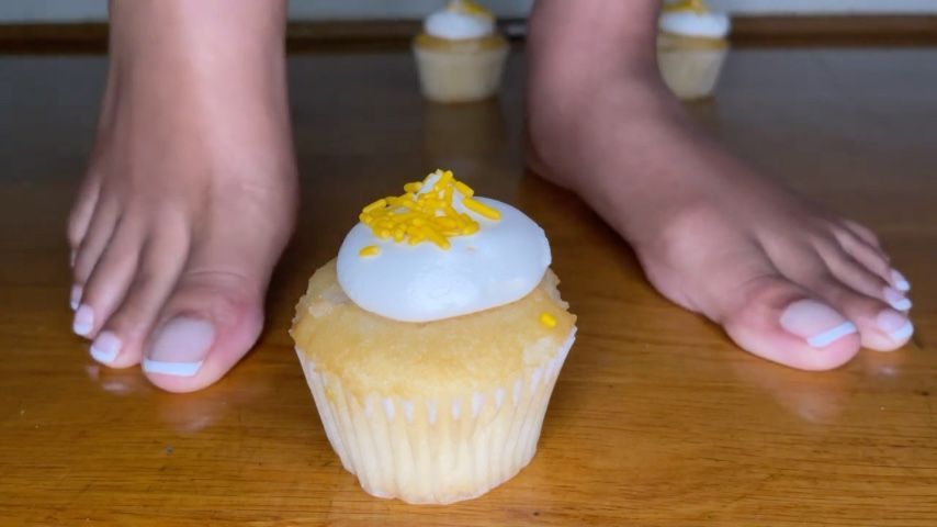 Giantess Smashing Cupcakes with Feet