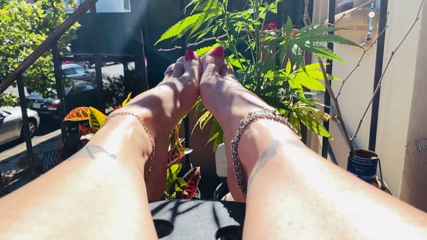 Sunny slomo stoop foot show