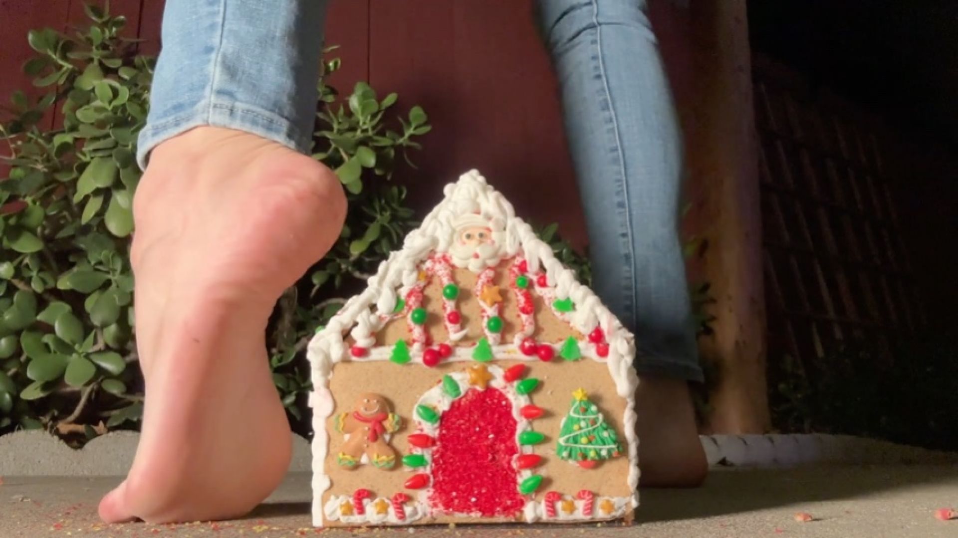 Giantess Crushes Gingerbread House