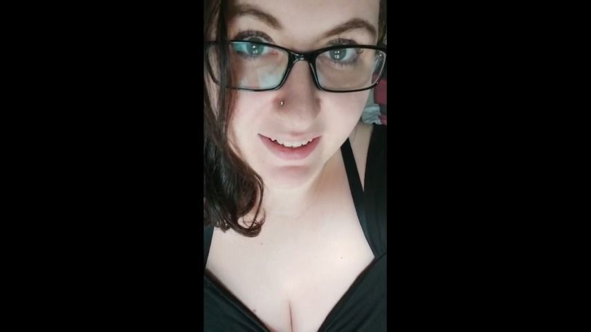 Nerdy GamerGirl masturbates with Dildo