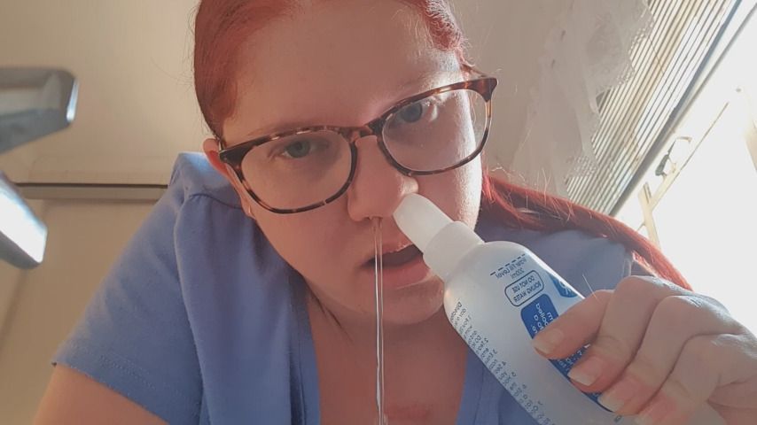 Cute redhead - Nasal rinse and honking