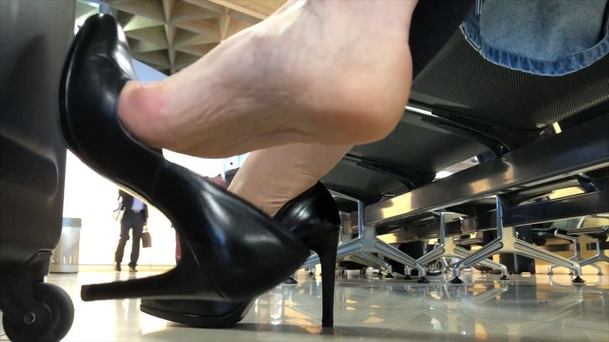 Barefoot Airport Shoeplay