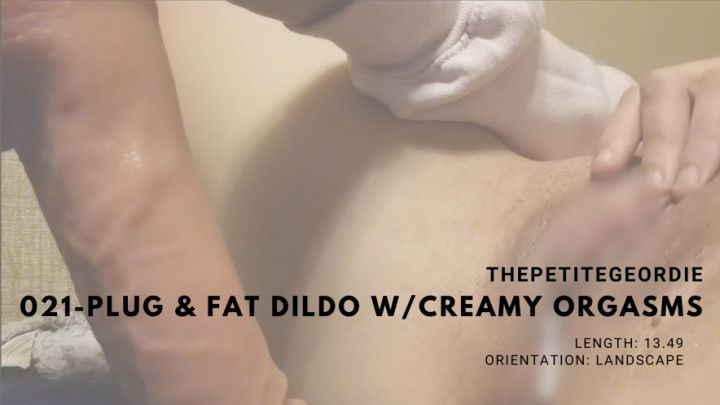 Plug &amp;fat dildo- creamy orgasms + pee