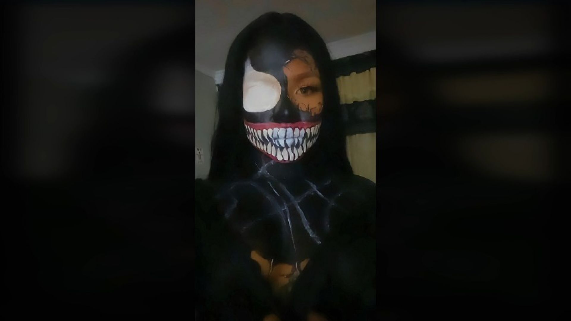 Lady &quot;Venom&quot; with a big surprise - Halloween video