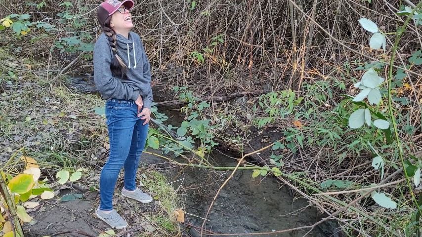 Nerdy Faery Does a Standing Piss