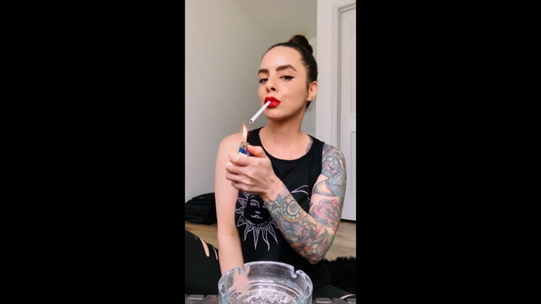 Dani Lynn Smoking Marlboro 100s