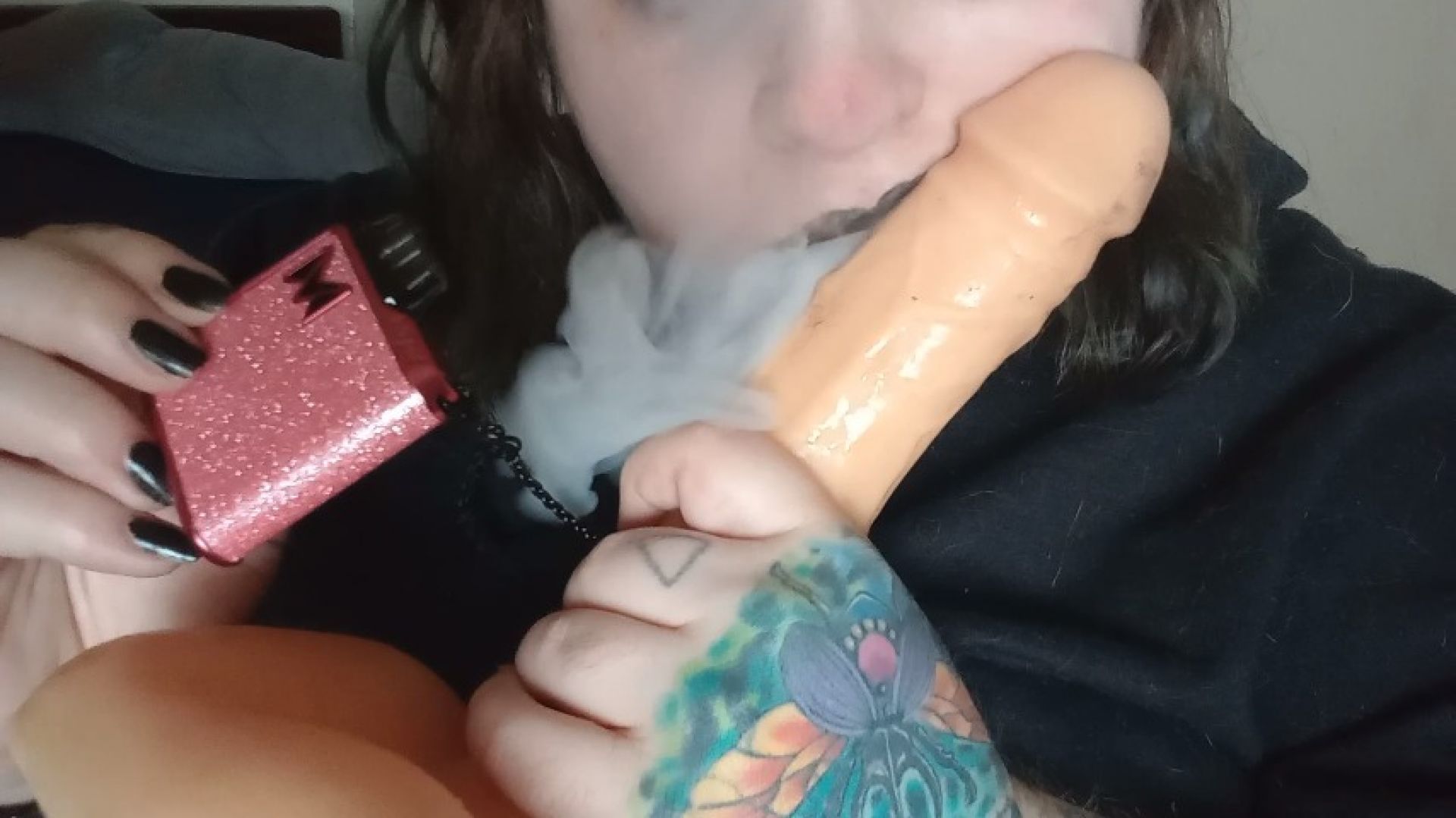 Goth babe VAPE and SUCK