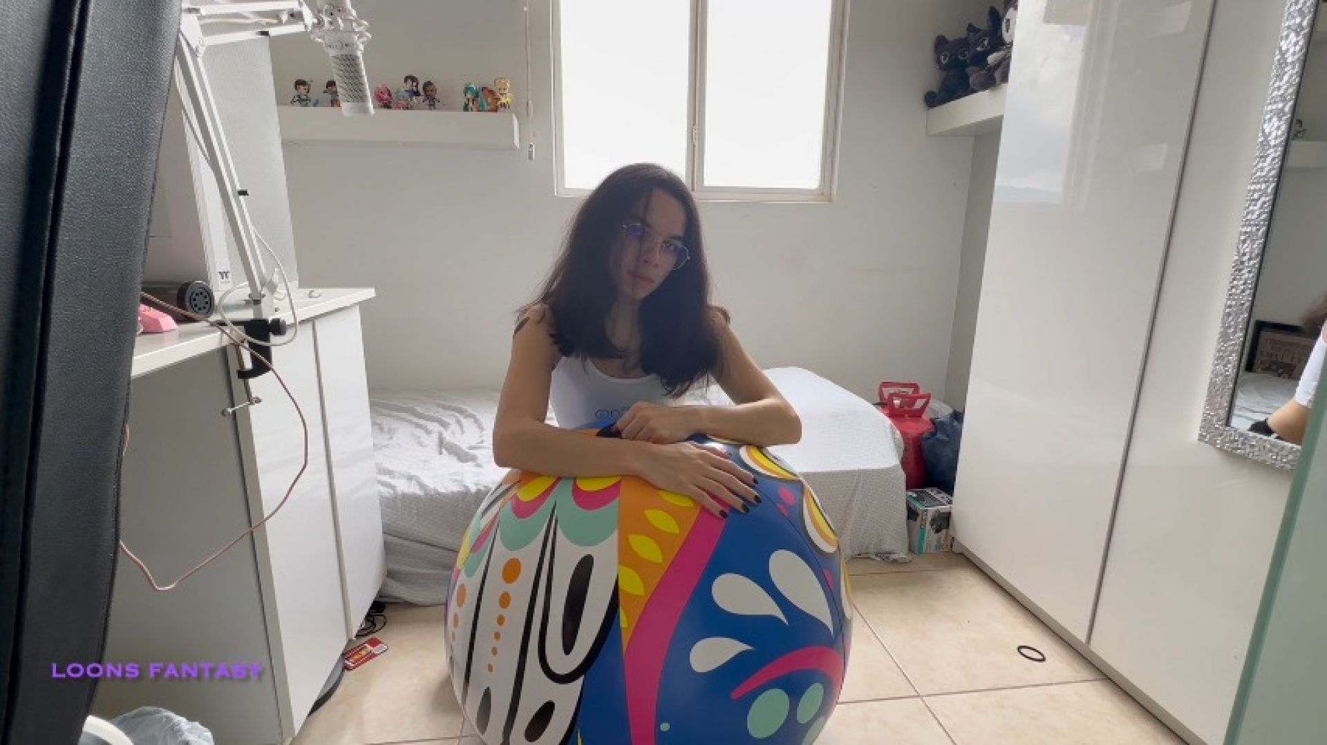 Owllete humps and deflates beach ball