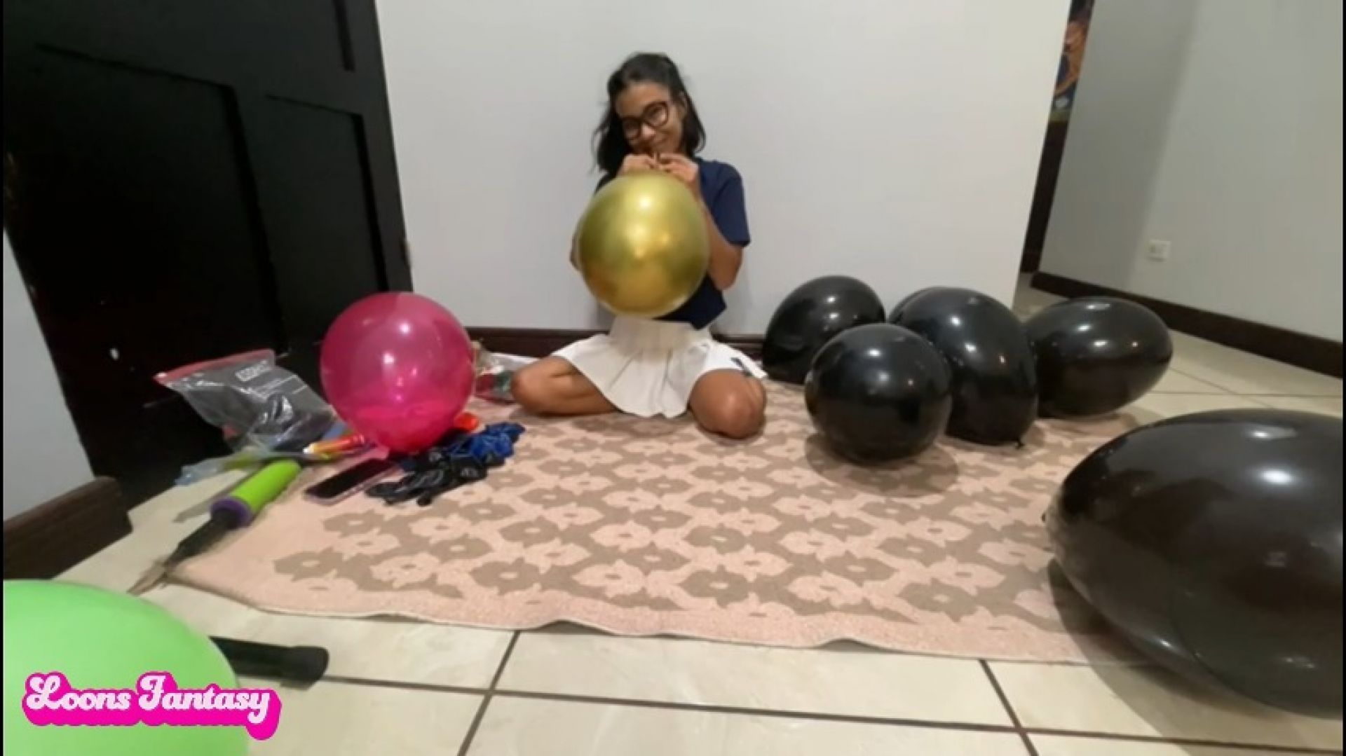 Akina blow up balloons