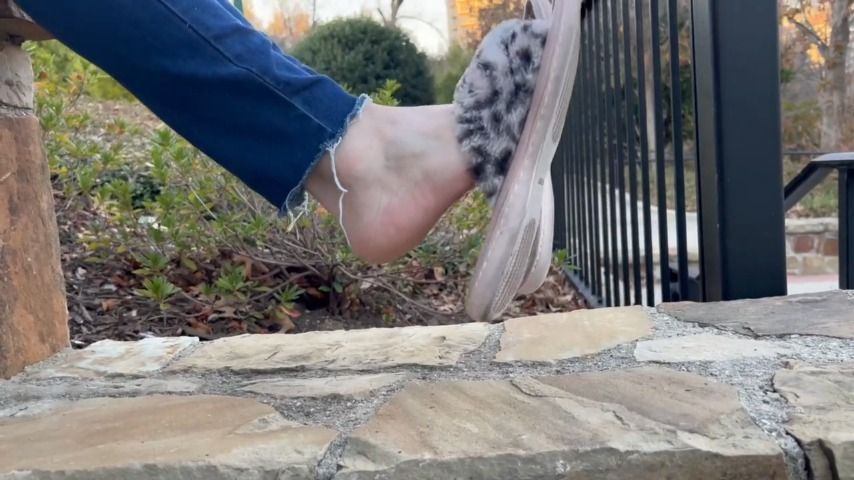 Outdoor public slipper play