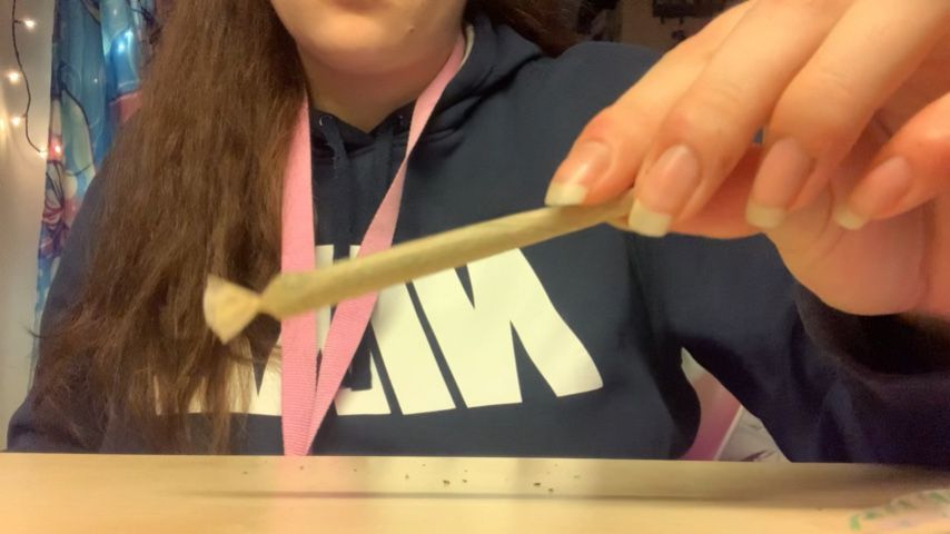 rolling a spliff before bed 2