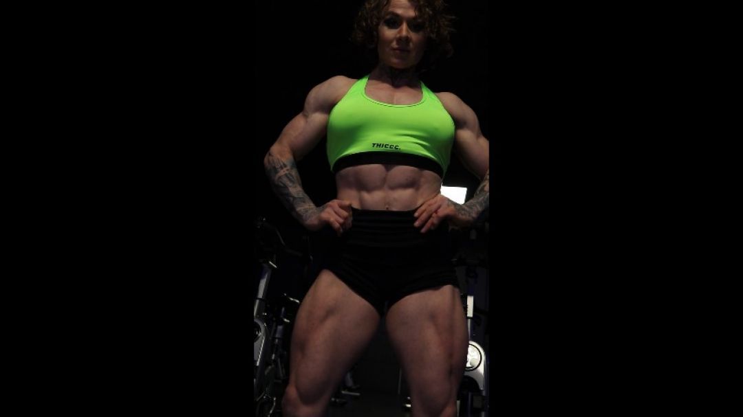 Muscle Goddess pumped posing