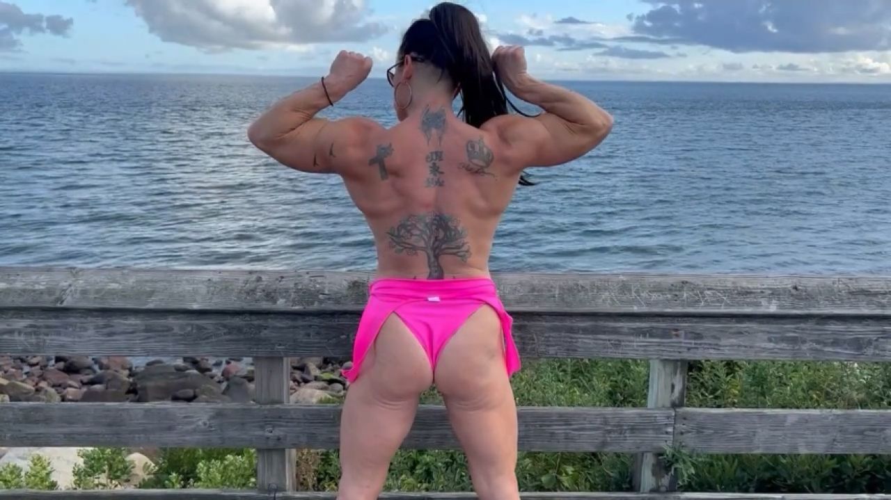 Muscle MIlf flexes her hard body at the beach