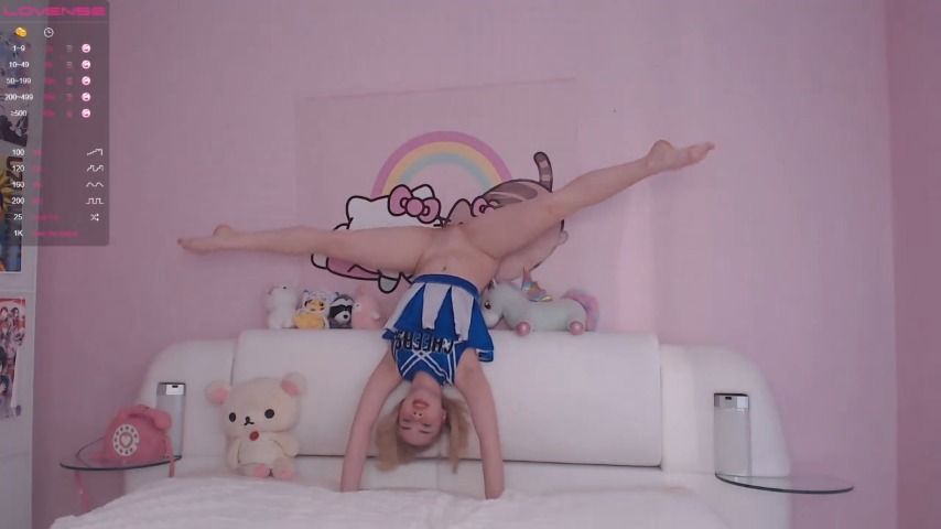 CheerLeader Flexible Show Strip-Tease