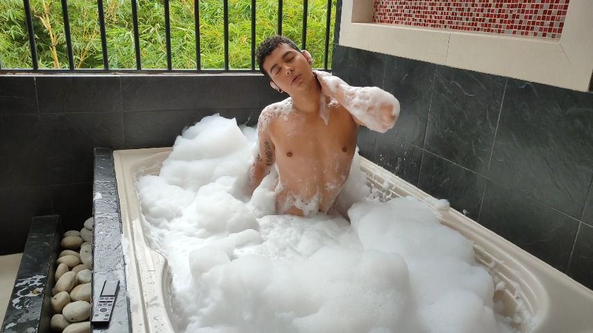 Latino sexy in Jacuzzi