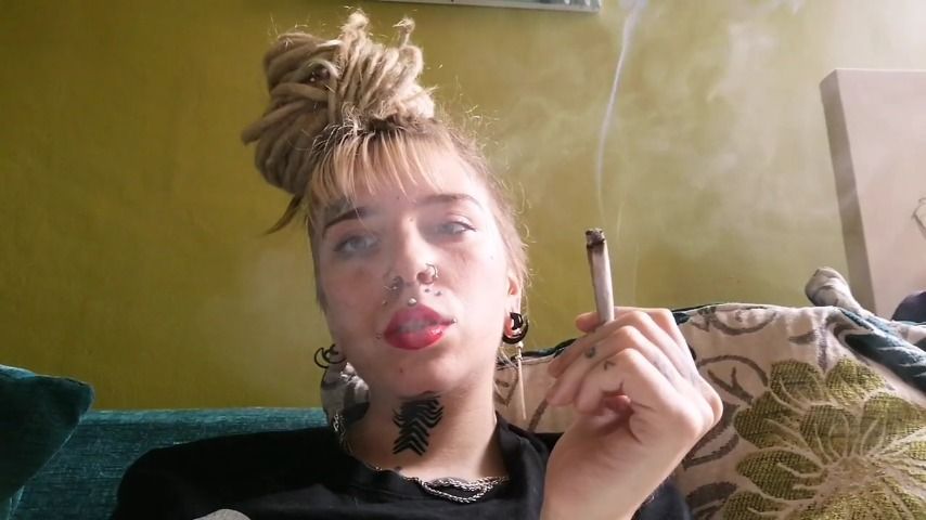 Sexy smoking fetish babe domme