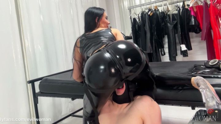 Strapon pegging and deepthroat slave in gas mask