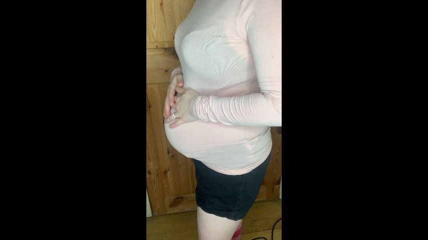 MastersLBS 8 week pregnant belly reveal