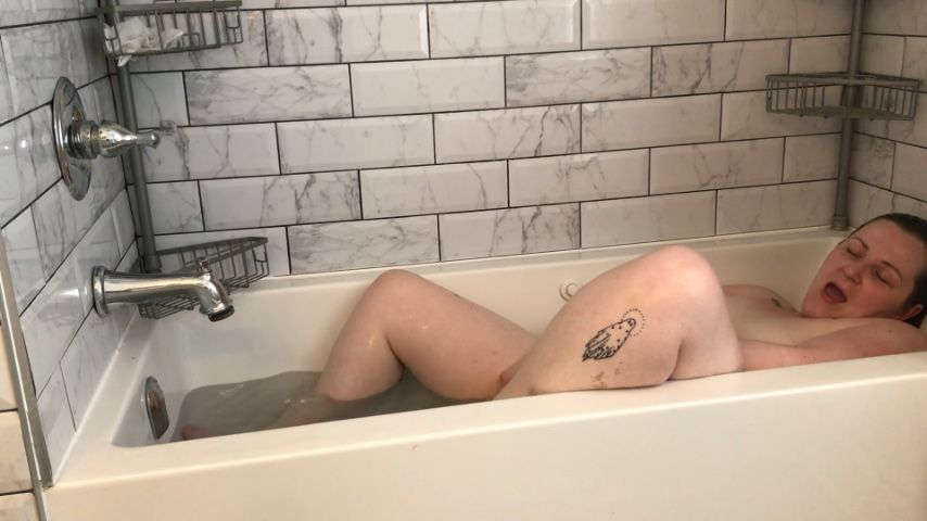 Fat slut cums in the bath