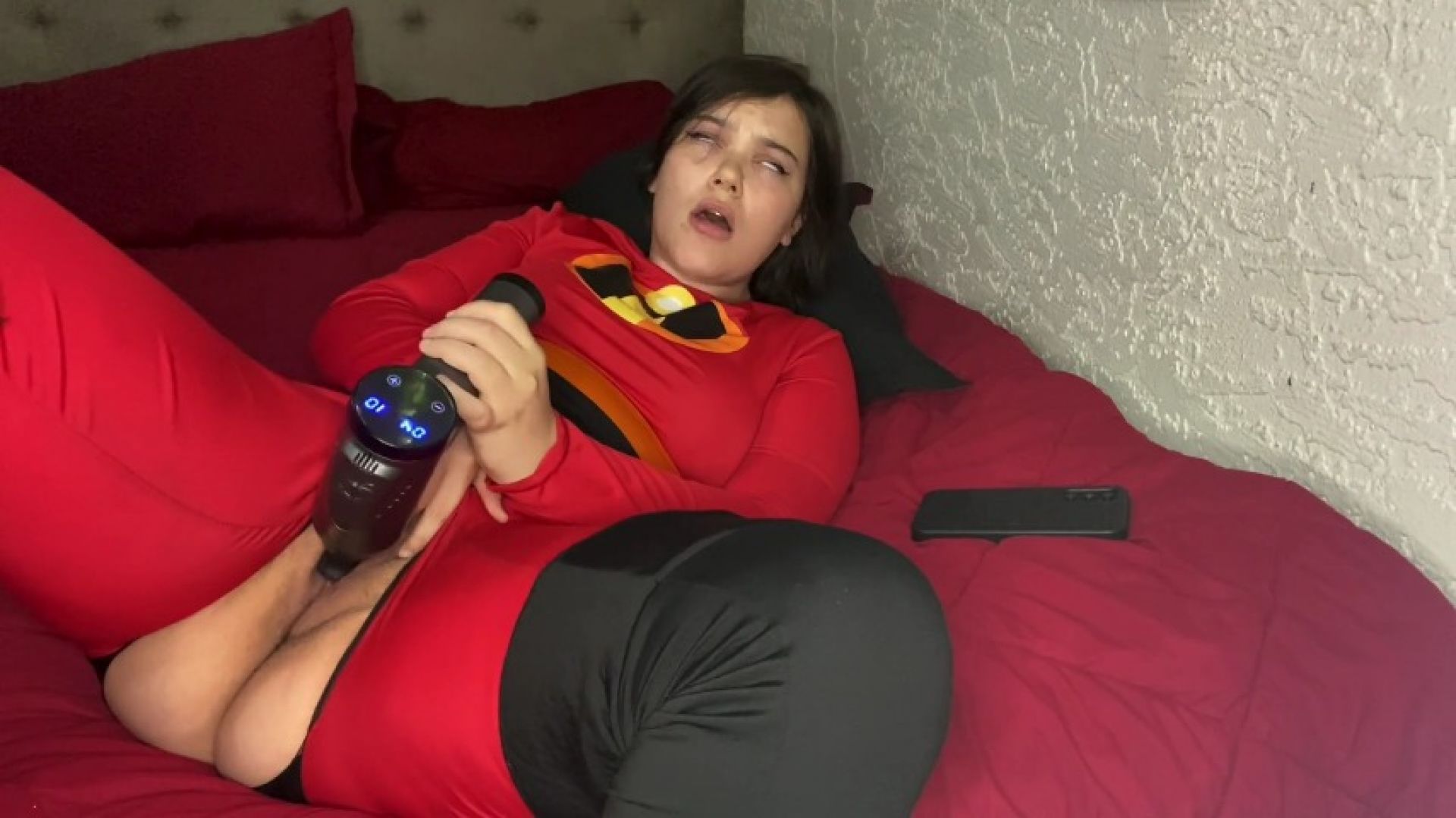 ELASTAGIRL uses a back massager to cum